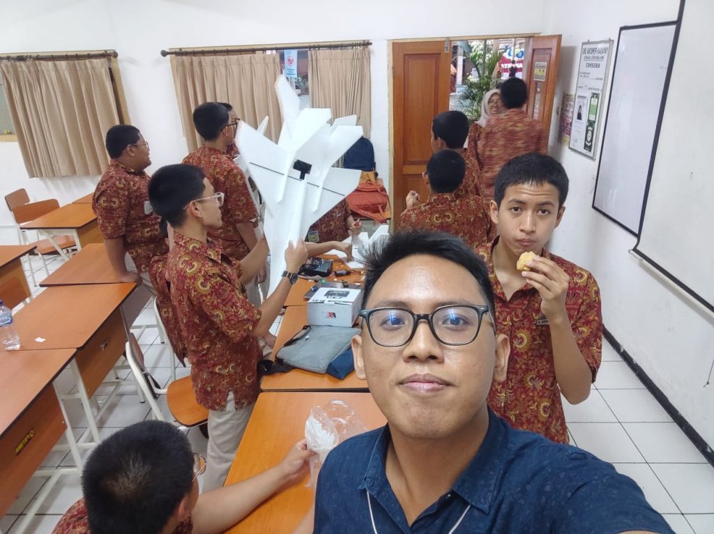 Siswa klub aeromodelling SMA Labschool Rawamangun merakit pesawat model
